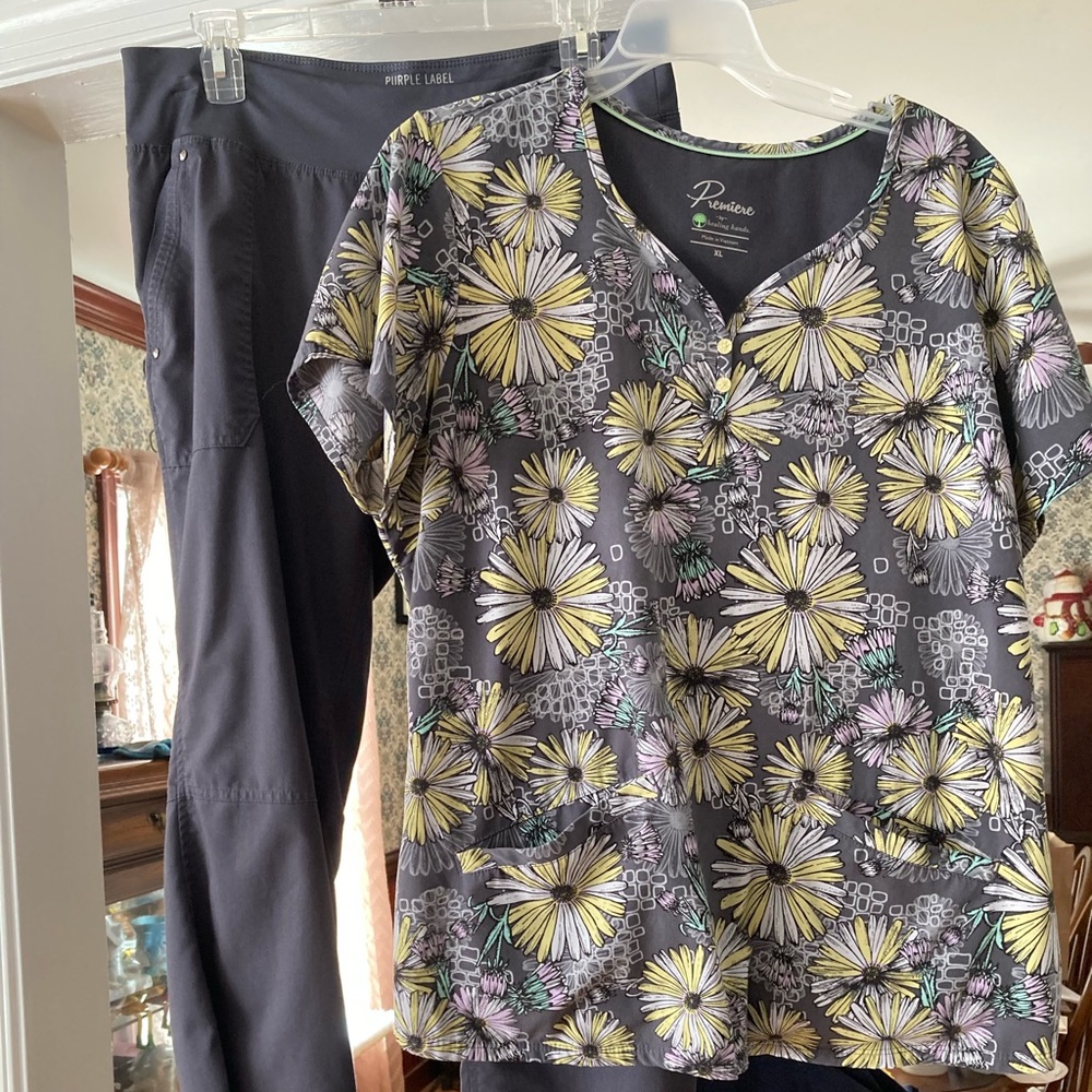 Healing hands purple label yoga top scrub set gray daisies LP pants XL top